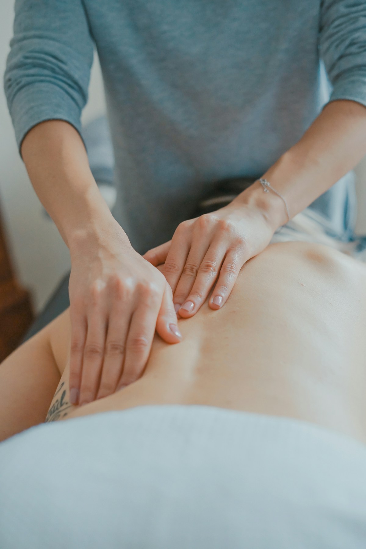 Deep tissue pain relief massage at home