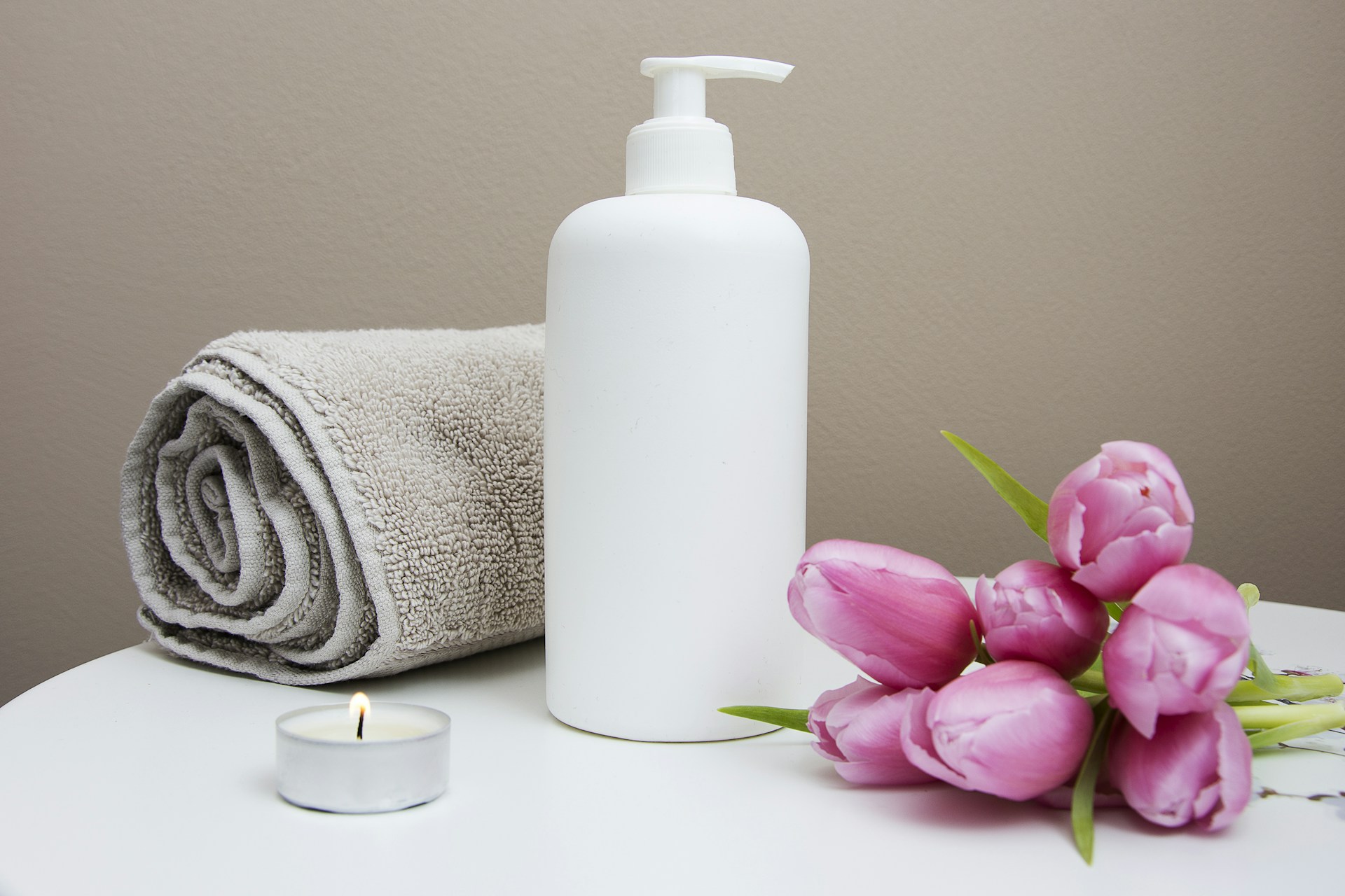 Massage at home for women in Delhi NCR — professional therapist with portable spa setup